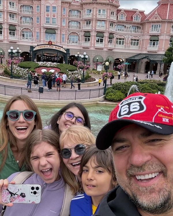 horia brenciu si alice dumitrescu alaturi de cei 4 copii la disneyland