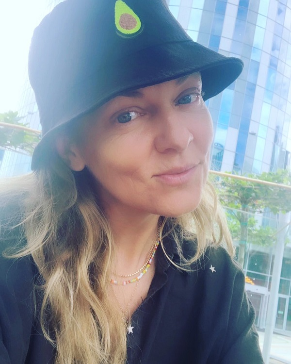 dana nalbaru cu palarie neagra pe cap cu un avocado