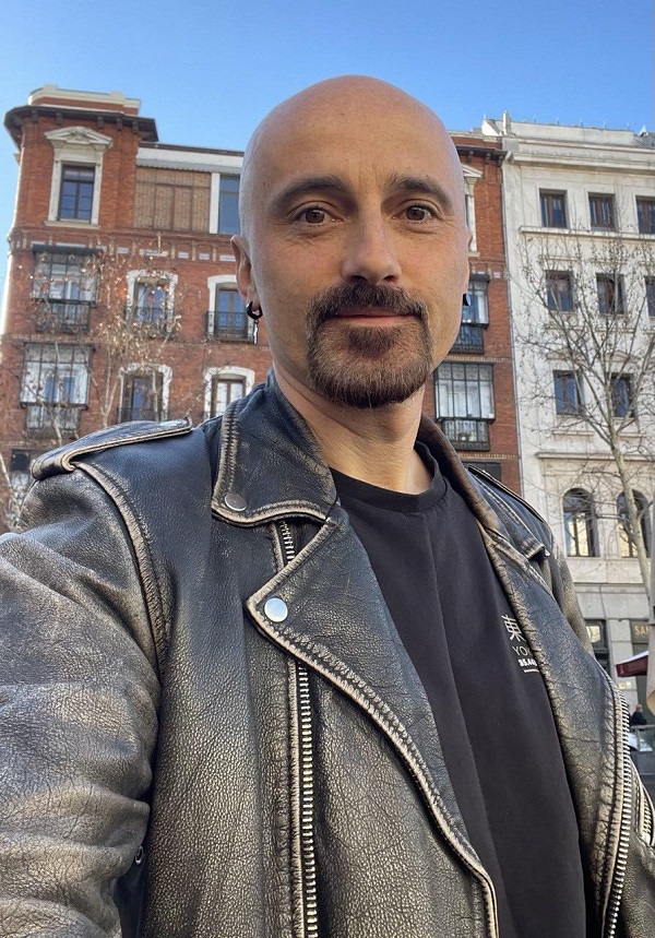calin goia face selfie cu cladiri urbane in spate