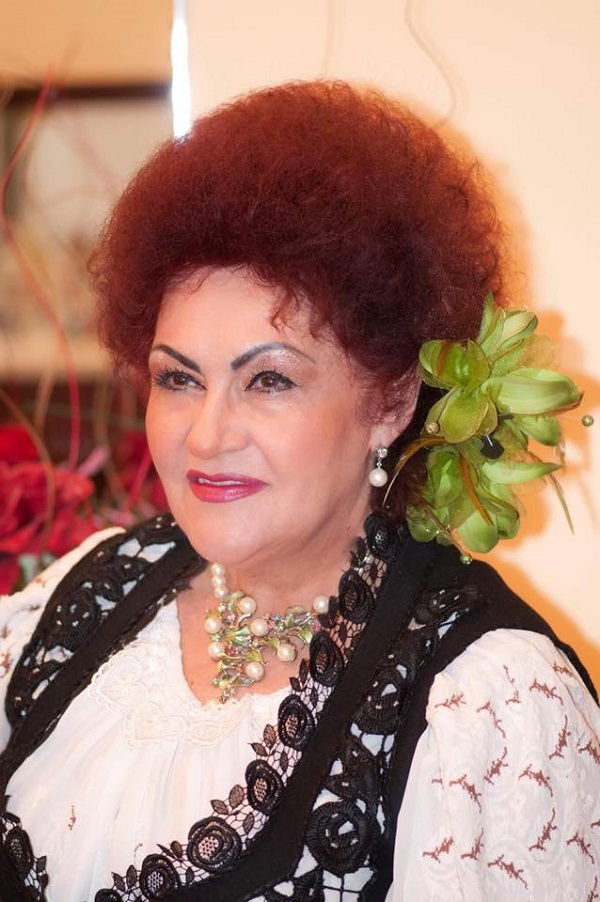 elena merisoreanu in costum popular fara batic cu bijuterii si machiaj