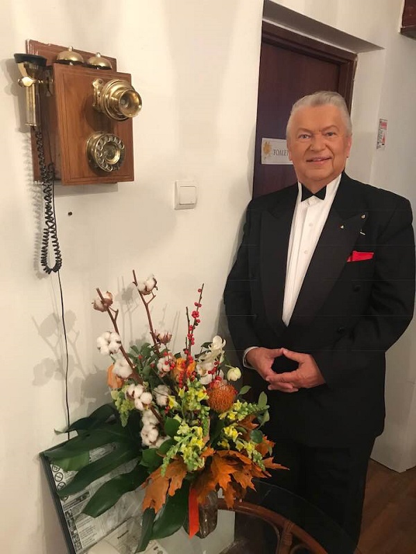 gheorghe turda imbracat in costum intr-o incapere langa un telefon vechi