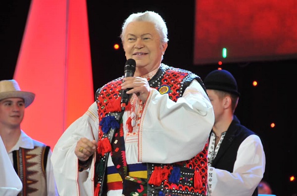 gheorghe turda este pe scena si canta cu microfonul in mana