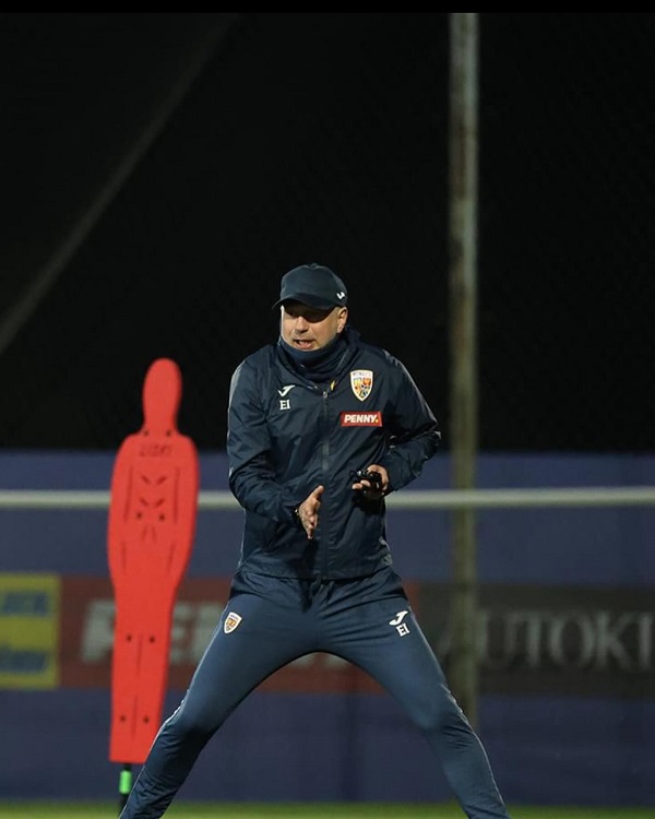 edi iordanescu pe teren in calitate de antrenor