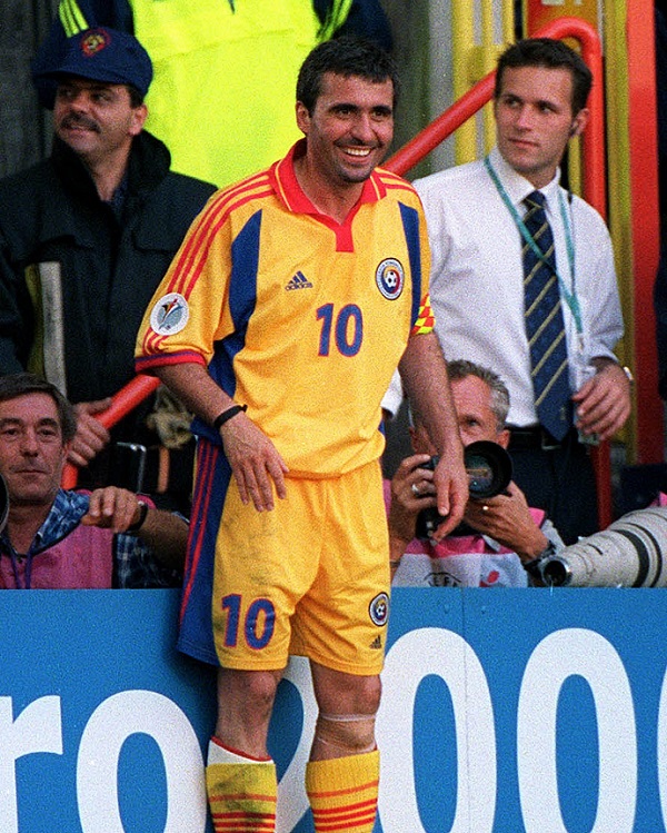 gheorghe hagi in tinerete pe teren