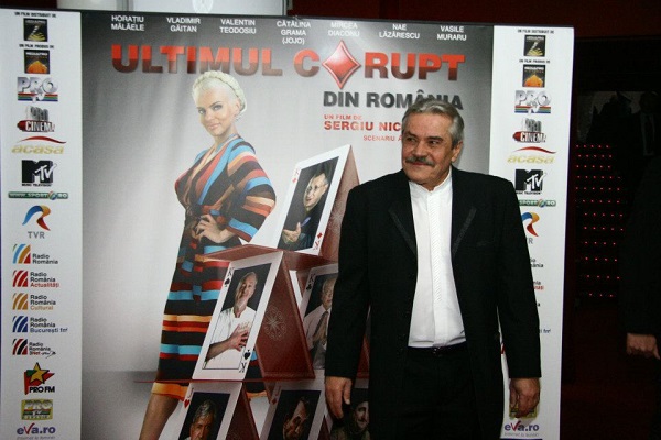 actorul ion ritiu in costum elegant la premiera unui film
