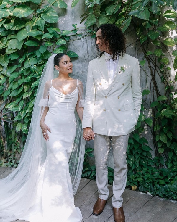 vanessa hudgens in rochie de mireasa alaturi de sotul ei cu par lung