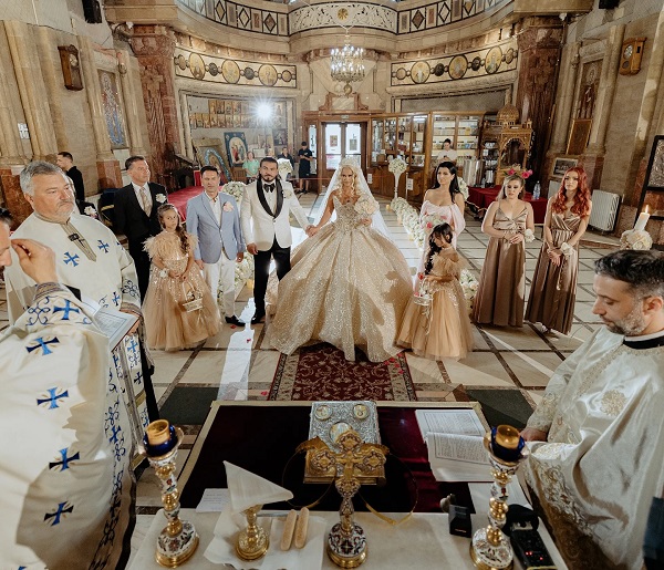 anda adam nunta in biserica alaturi de preoti si invitati