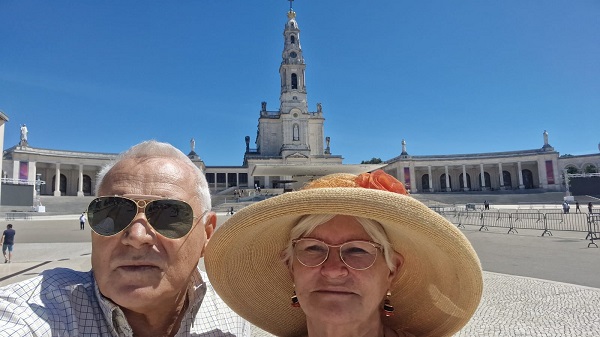 monica tatoiu cu palarie alaturi de sotul ei intr-un oras mare