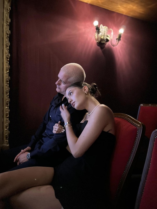 jasmina si virgil iantu intr-o cinema, fata sta cu capul rezemata de umarul tatalui