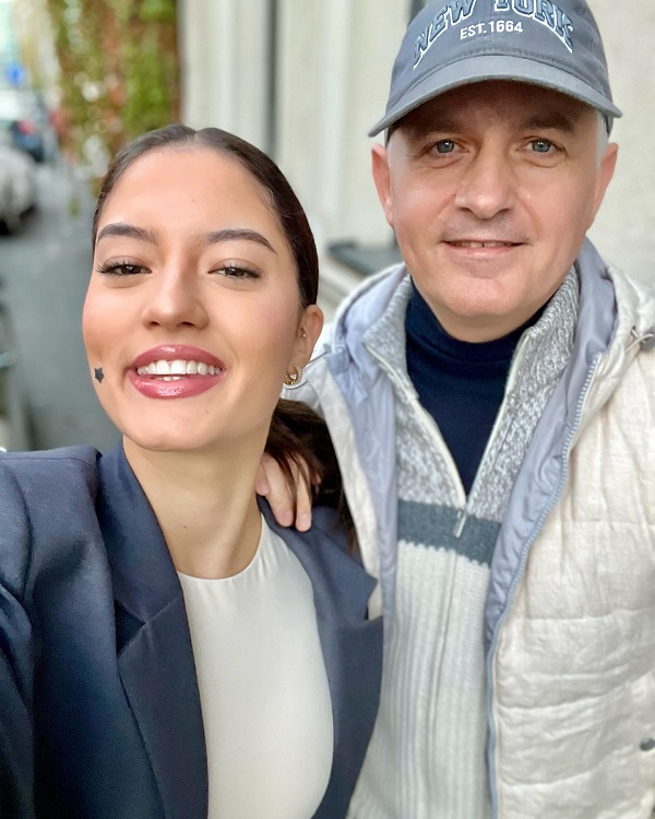 virgil iantu alaturi de fiica lui cu steluta pe obraz fac un selfie