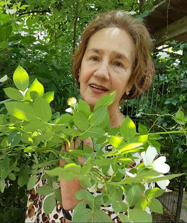 sofia vicoveanca cu un buchet verde de flori in mana