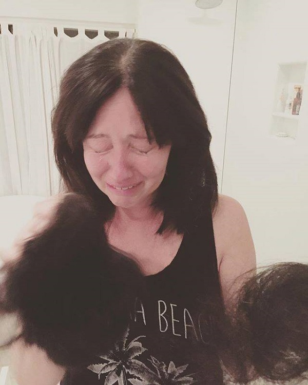 shannen doherty cu peruci in mana plange