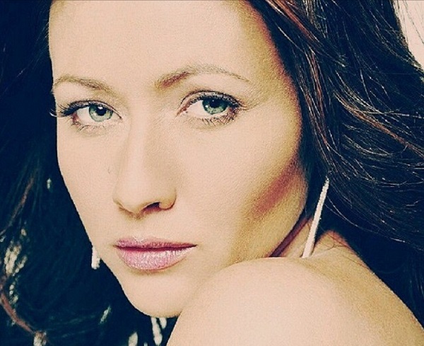 actrita shannon doherty machiata sta la fotografie cu un umar gol