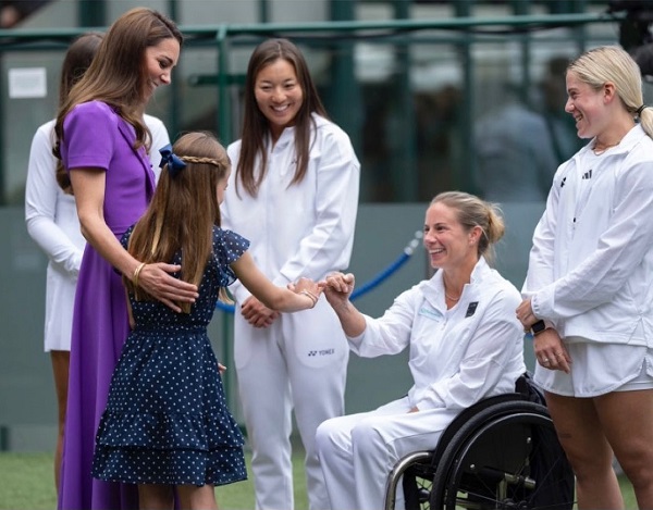 kate middleton alaturi de fetita ei vorbeste cu jucatoare de tenis in scaun cu rotile