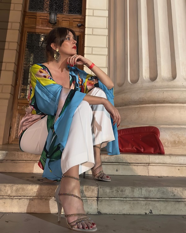 diana dumitrescu imbracata in costum colorat pe scarile ateneului roman