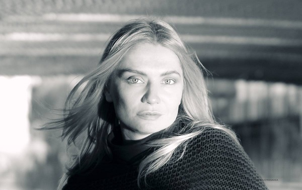 cristina cioran poza alb negru cu parul in vant