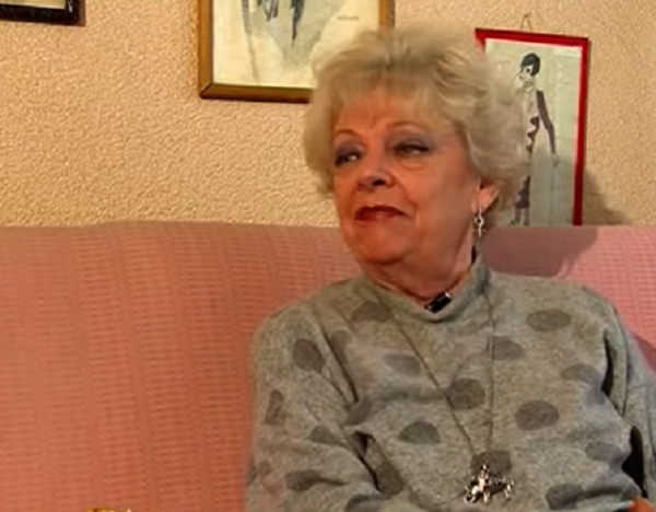 ileana stana ionescu pe canapea roz in pulover cu bulineda interviu