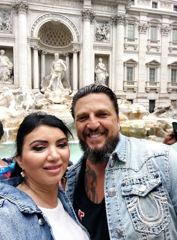 adriana bahmuteanu cu logodnicul ei imbracati in jeans in italia