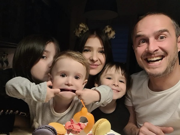 serban copot alaturi de sotia roxana si cei trei copii care se stramba la camera