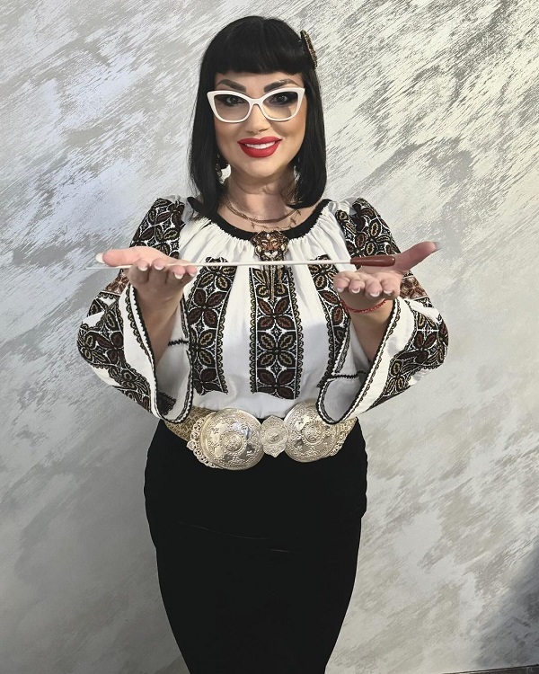 ozana barabancea in costum popular tine in mana ceva