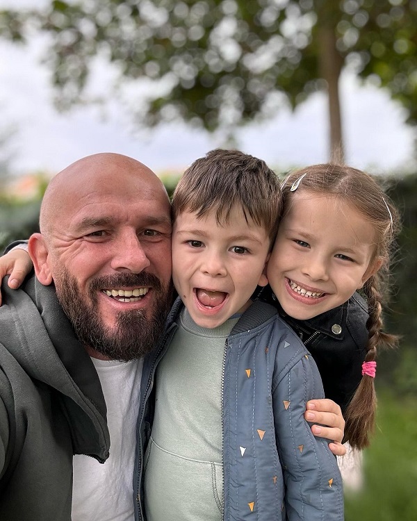 catalin zmarandescu cu cei doi copii mici fac un selfie