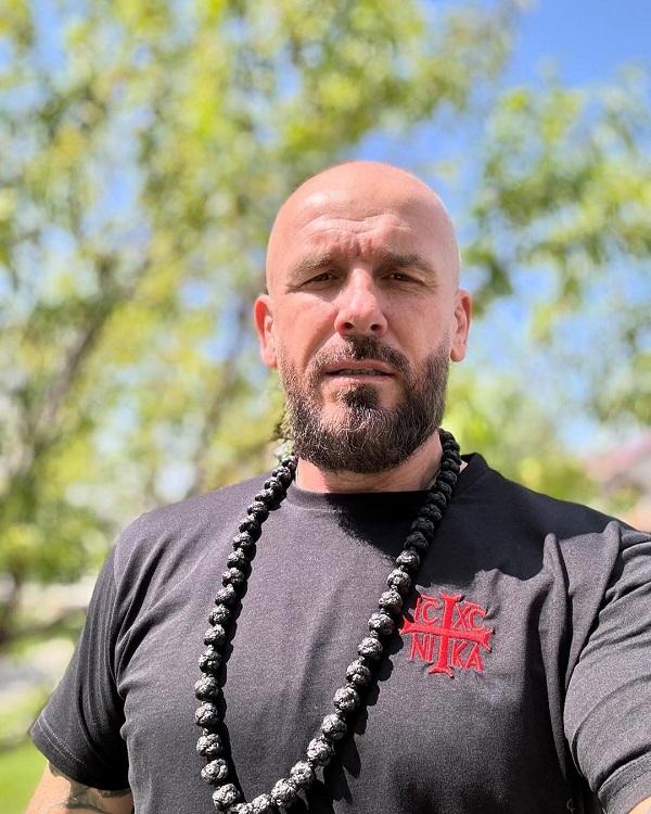 catalin zmarandescu imbracat in tricou negru cu cruce rosie