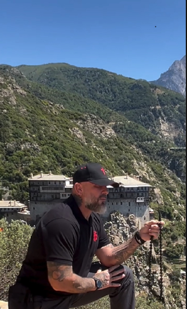 catalin zmarandescu se roaga la o manastire
