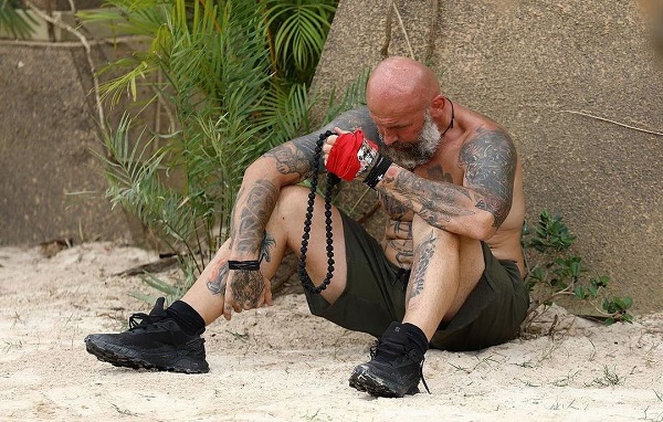 catalin zmarandescu la survivor pe plaja se roaga