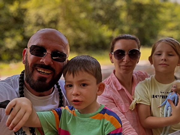 catalin zmarandescu poza cu sotia si copiii in aer liber in natura