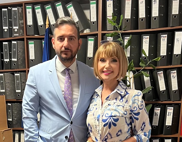 marina almasan cu avocatul adrian cuculis in birou
