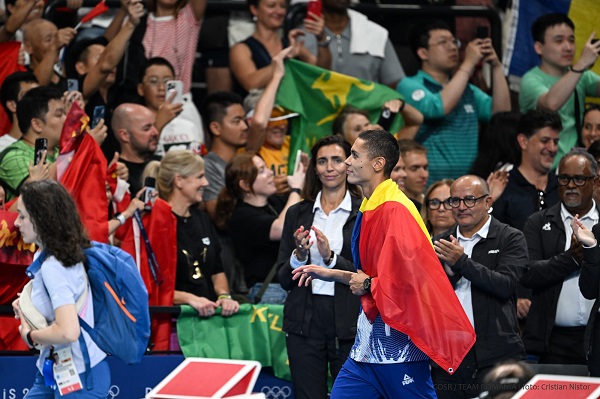 david popovici cu steagul romaniei printre fani la jocurile olimpice