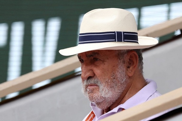 ion tiriac cu palarie in cap