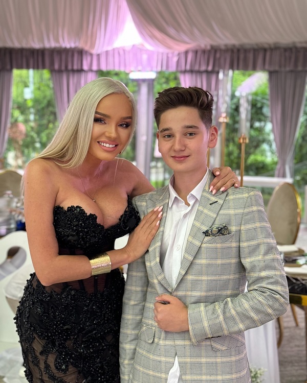 maria constantin cu fiul ei codrin la un eveniment