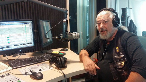 nicu covaci prezinta emisiune la radio