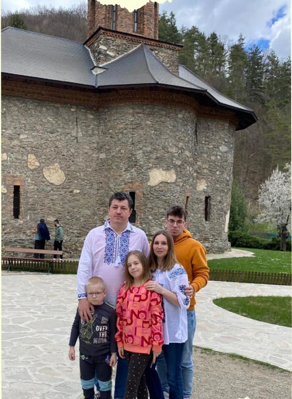 familie simona amanar sot si copii la manastire
