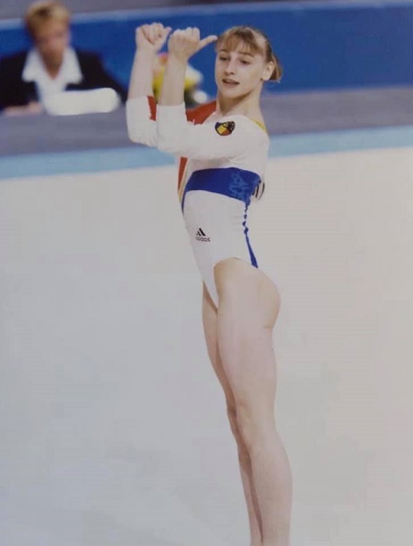 simona amanar imbracata in costum gimnastica