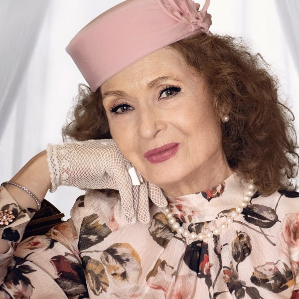 angela similea cu palarie in cap aranjata machiata