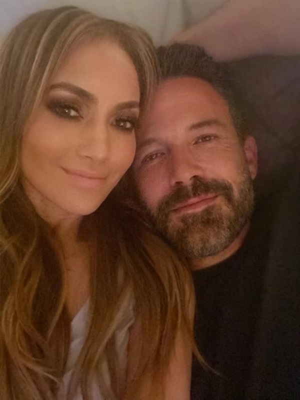 jennifer lopez ben affleck isi fac un selfie