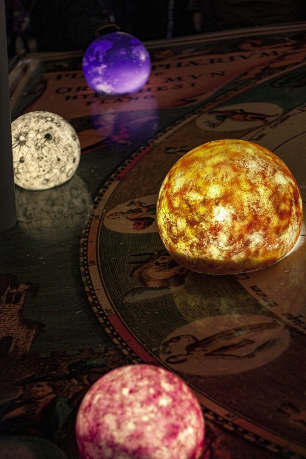 planete luminoase