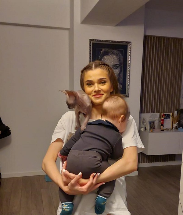theo rose cu pisica si bebelusul in brate