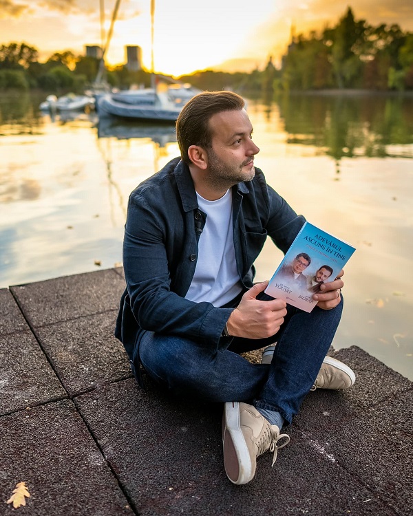 mihai morar citeste cartea scrisa de el pe fundalul unui lac