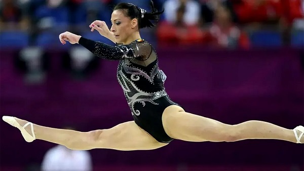 catalina ponor face o saritura imbracata in costum de gimnastica