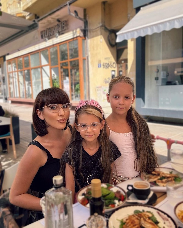 daniela roba alaturi de fete la masa