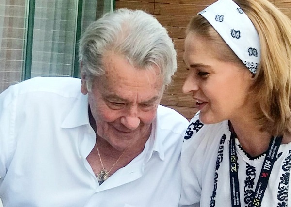 manuela harabor ii sopteste ceva la ureche lui alain delon