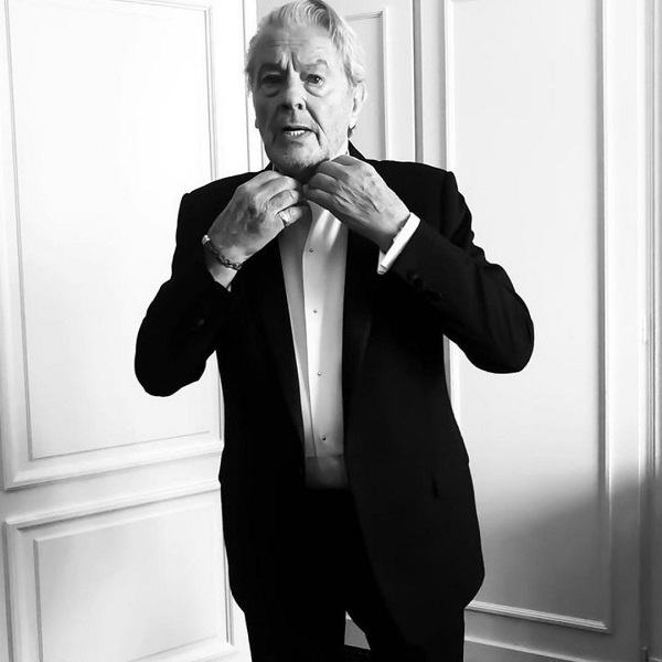 alain delon isi aranjeaza gulerul la camasa