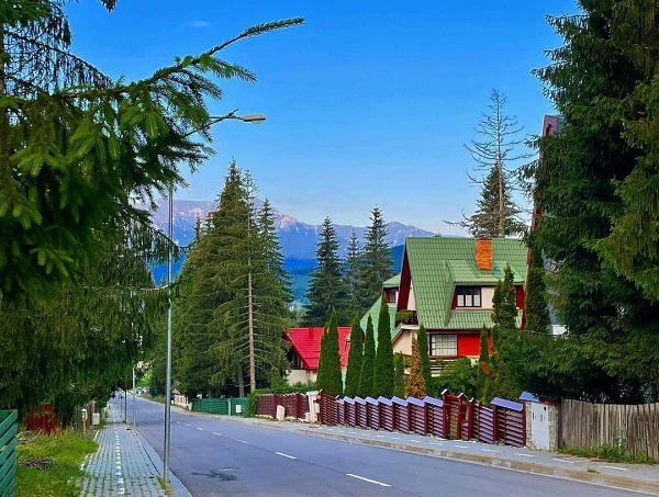 strada pustie din predeal cu case pe o parte a drumului