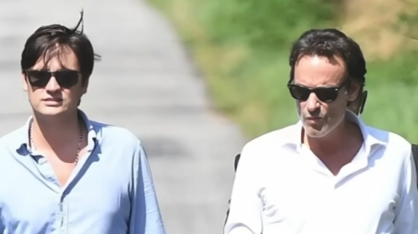fiii lui alain delon la inmormantare imbracati in camasa