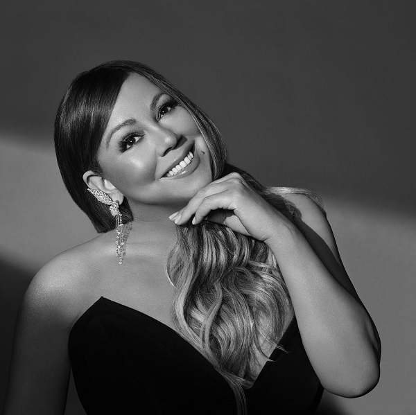 mariah carey imbracata in rochie neagra poza alb negru