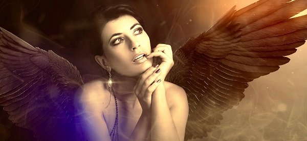 poza fantasy femeie cu aripi de inger ce duce degetele la gura