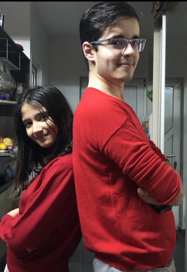 copiii lui daniel iordachioae stau spate in spate imbracati in rosu